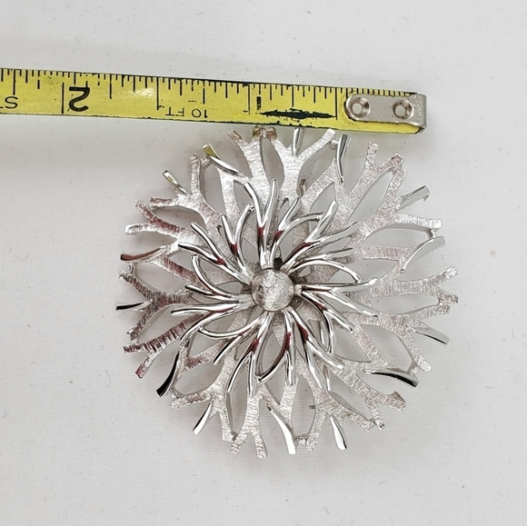 Vtg Crown Trifari Brooch Round Floral Shiny Brushed Silver-Tone 1.5” 60s 70s - Picture 8 of 12